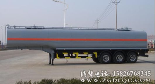 化工液體運(yùn)輸半掛車(chē)
