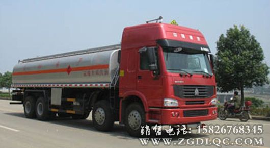斯太爾豪運(yùn)前四后八油罐車(chē)